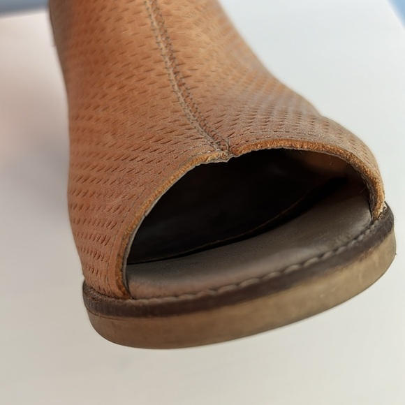 Fun, sturdy summer heels. Comfortable!! Worn and loved but def far from done! - Picture 12 of 13